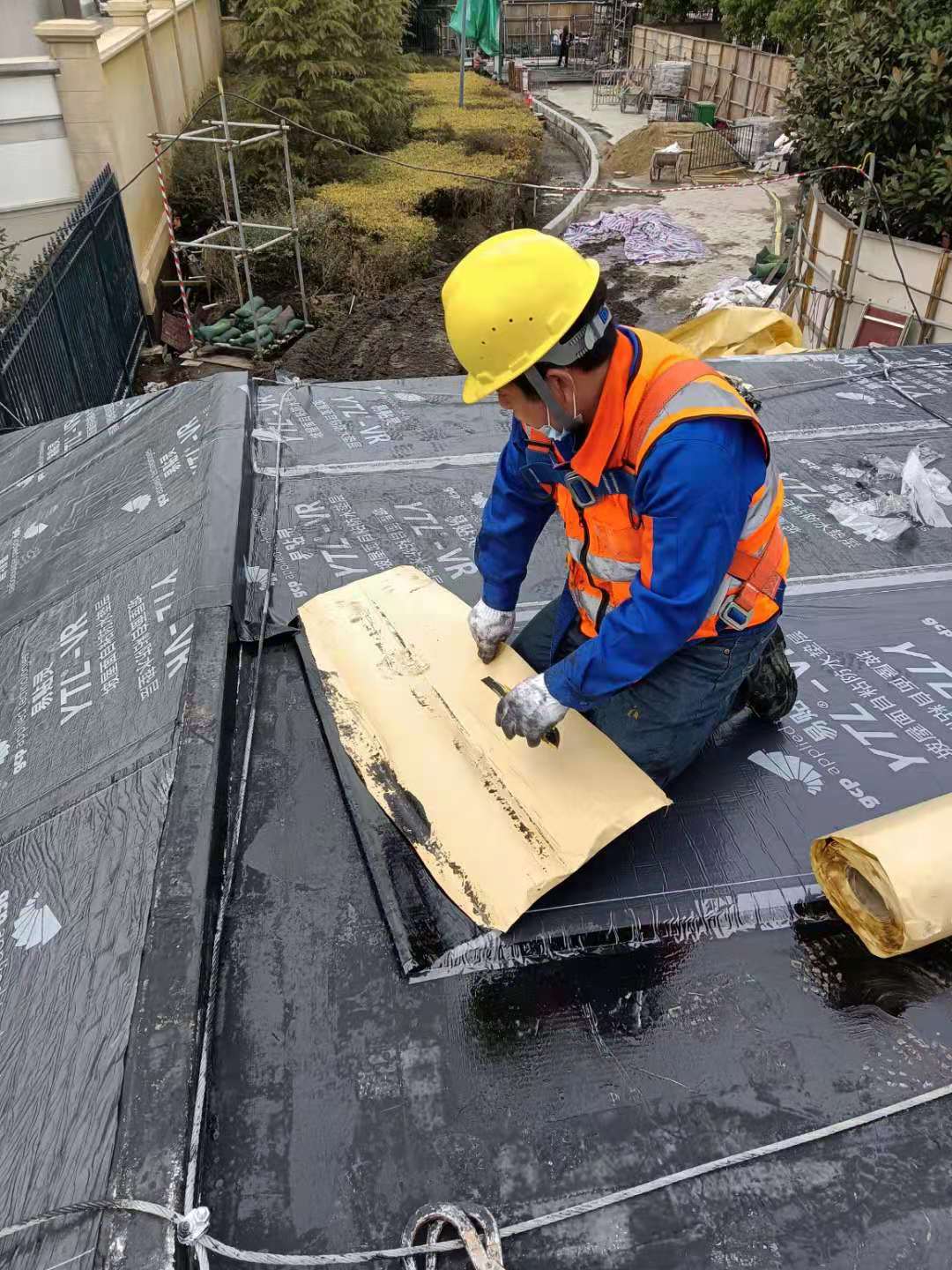 上海市本地防水补漏公司房屋漏水维修全国连锁卫生间漏水外墙阳台阳光房厨房间精准仪器检测点防水补漏￥房屋十年质保全国连锁服务点10000+签订施工合同不砸砖不砸墙两小时快速维修